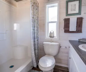 Bathroom in Modular Home model Grande Pratt Homes, Tyler, Texas